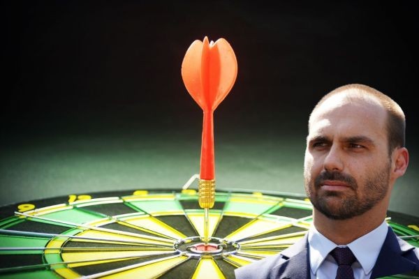 Eduardo Bolsonaro confirma que ESPOSA teve contas bloqueadas pelo STF