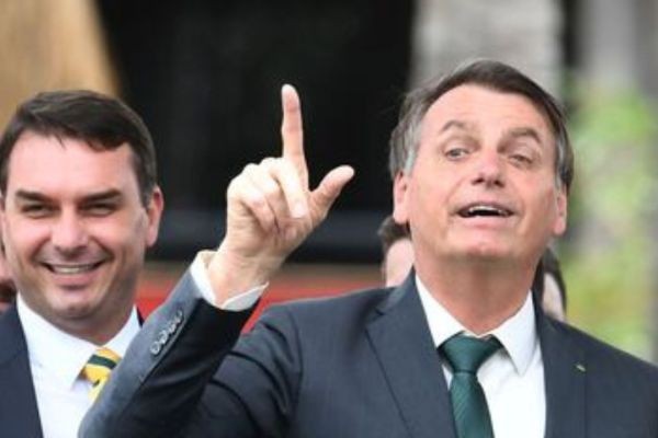 Problema com os EUA acaba se Bolsonaro estiver NAS URNAS, diz Flávio Bolsonaro