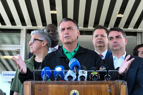 Bolsonaro faz alerta sore Eduardo, Trump, Tarcísio e mais durante coletiva de imprensa