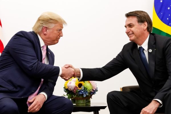 Trump cita Bolsonaro e Paulo Figueiredo em ordem que oficializou o tarifaço ao Brasil