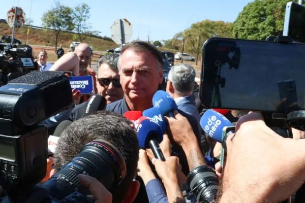 Bolsonaro diz que investigação contra ele é política e SUPREMA HUMILHAÇÃO