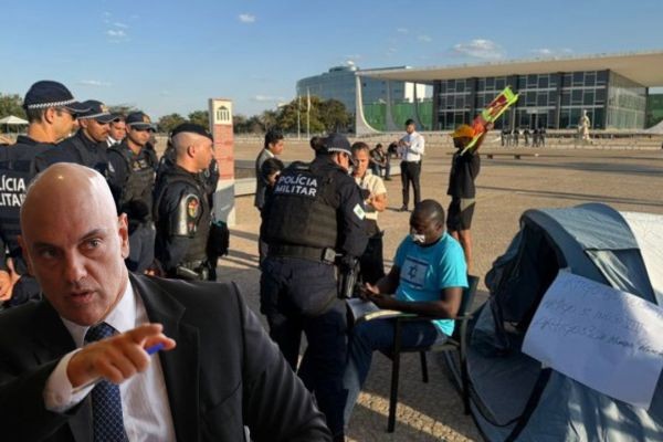 Após ORDEM e AÇÃO da POLÍCIA DE MORAES, Deputado deixa acampamento em apoio a Bolsonaro na Praça dos Três Poderes