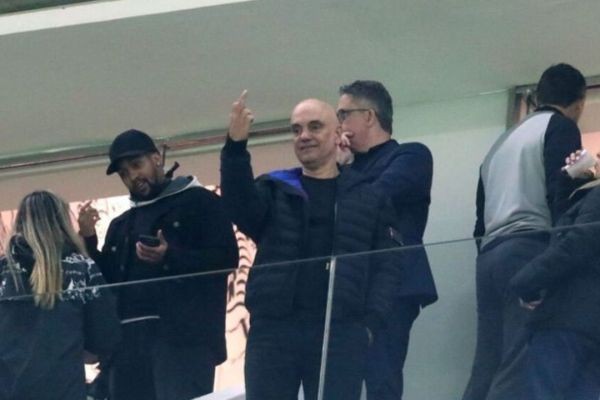 O motivo de Moraes mostrar o DEDO DO MEIO, Será ?