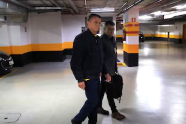 Vocês sabem que eu não posso falar, diz Bolsonaro a espera de uma decisão de Moraes