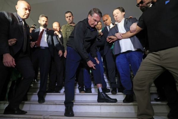 Bolsonaro mostra a TORNOZELEIRA e diz Máxima Humilhação