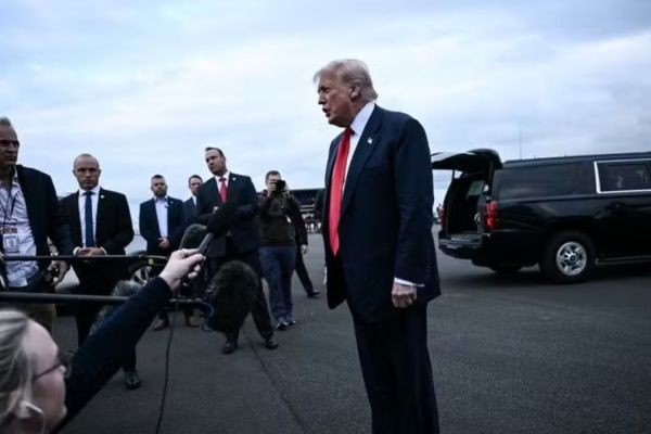 Trump chegou à Escócia para uma visita que incluirá reuniões com Von der Leyen e Keir Starmer sobre tensões comerciais.