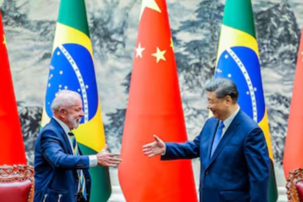 Senadores dirão a americanos que tarifaço jogará Brasil no COLO DA CHINA