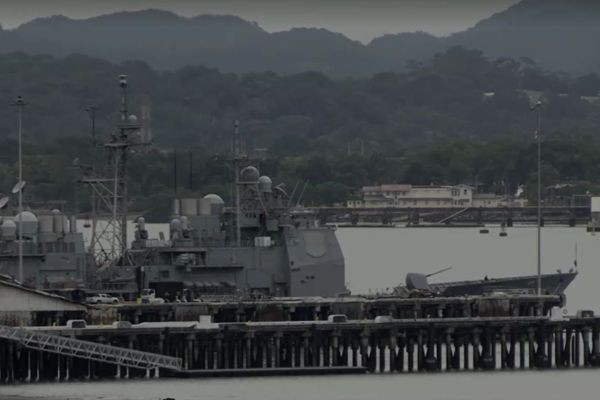Navio de guerra dos EUA cruza o Canal do Panamá a caminho da Venezuela