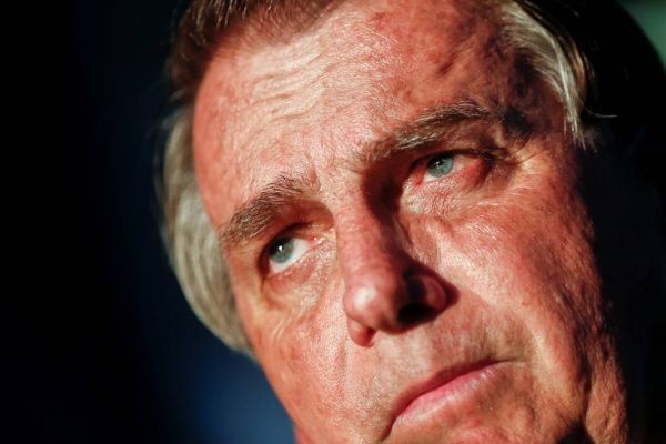 Minha vida já acabou, diz Bolsonaro durante visita
