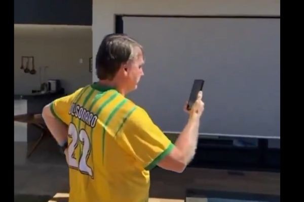 Devido sanções de Moraes, Bolsonaro participa de manifestação pelo celular