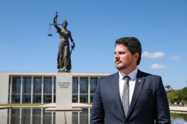 PF indicia SENADOR por obstrução e corrupção de menor