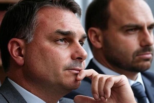 Flávio e Eduardo Bolsonaro confirmam que mãe e avós foram feitos de reféns em assalto