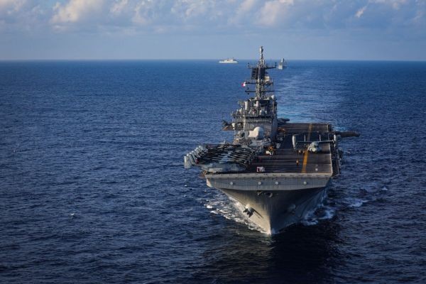 Governo Trump divulga fotos de navios de guerra no Caribe