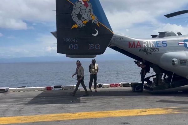 Secretário de Guerra dos EUA chega em navio no Caribe e diz: NÃO É TREINAMENTO