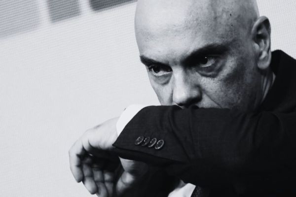 Moraes vota para condenar mais 16 perseguidos do 8/1 a 14 anos de prisão e multa milionária
