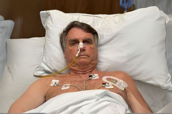 Bolsonaro é internado em hospital em Brasília