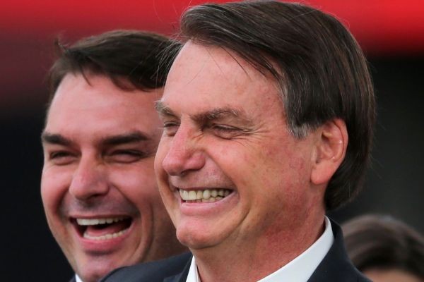 Bolsonaro dá força a Flávio e diz Fica firme, moleque, a gente vai ganhar