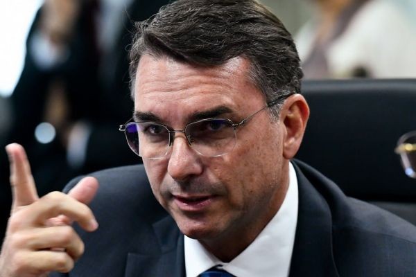 Flávio relata maus tratos a Bolsonaro