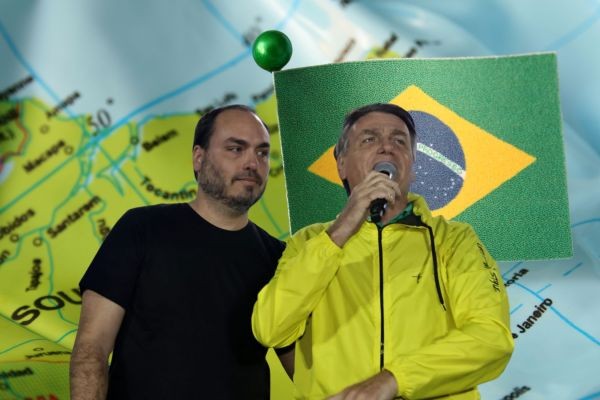 Carlos Bolsonaro faz postagens reveladoras e enigmáticas