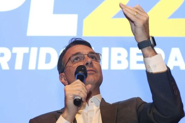 Flávio convoca reunião no PL e coloca Nikolas Ferreira ao seu lado