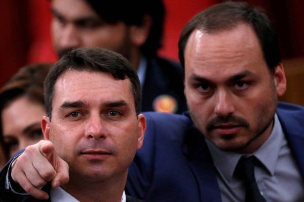 Carlos faz alerta a Flávio Bolsonaro