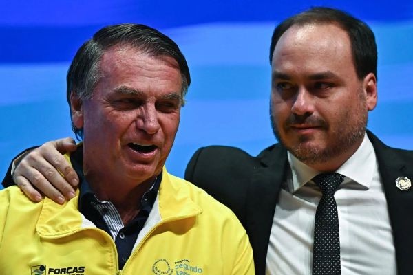 Carlos visita Jair Bolsonaro em domiciliar e relata melhora no estado de saúde do presidente