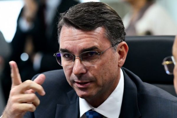 URGENTE: Flávio Bolonaro se manifesta com nota firme, após conversas vazadas com Daniel Vorcaro