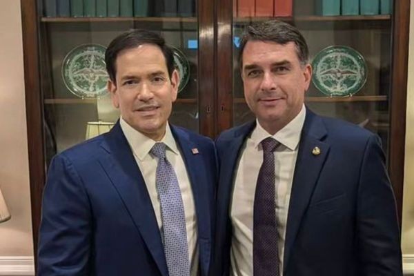Flávio Bolsonaro reúne com JD Vance, Marco Rubio e Christopher Landau