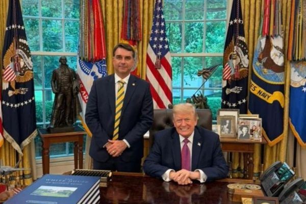 GRANDE DIA: FLÁVIO BOLSONARO É RECEBIDO POR TRUMP NO SALÃO OVAL NA CASA BRANCA