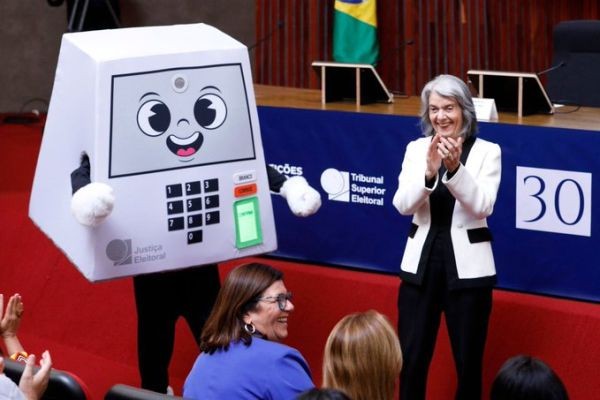 Brincadeira: TSE apresenta mascote das urnas eletrônicas