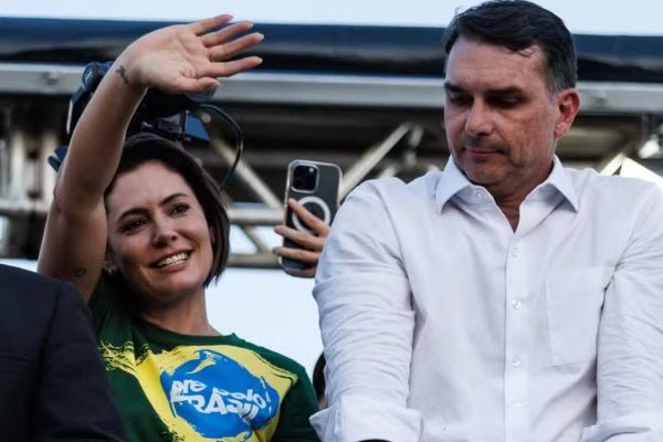 Flávio Bolsonaro se manifesta após duras falas de MIchelle