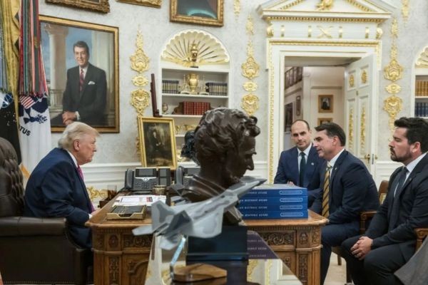 Trump elogia Flávio Bolsonaro após reunião no Salão Oval