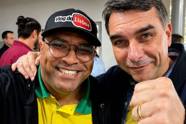 Vamos crescer e chega de PT, afirma Flávio Bolsonaro