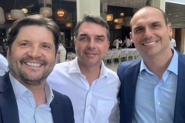Eduardo Bolsonaro decide NÃO ser SUPLENTE de André do Prado ao Senado em SP
