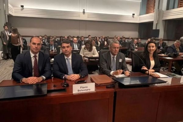 Em audiência nos EUA, Flávio Bolsonaro diz que Lula e PT decidiram não fazer defesa contra o tarifaço