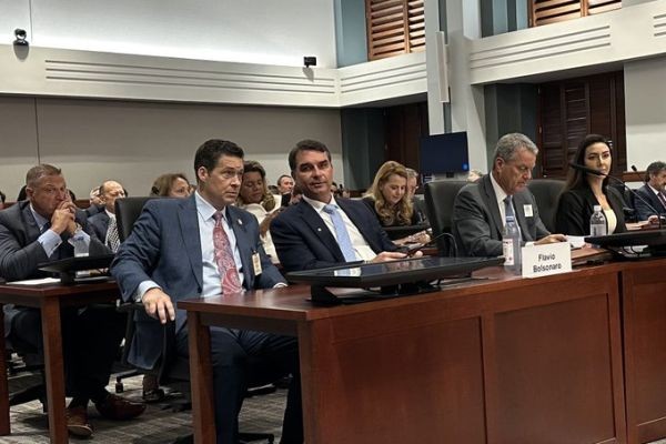 BASTIDORES: Senador americano exalta Flávio Bolsonaro, após audiência nos EUA contra o tarifaço .