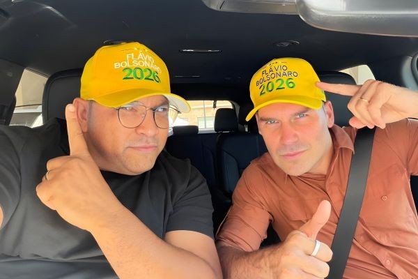 Direto do Exílio: Eduardo Bolsonaro continua articulando para manter a base Bolsonarista mais forte do que nunca