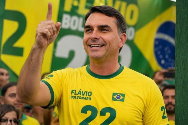 Flávio Bolsonaro supera Lula com 47,3% em um duelo direto no segundo turno