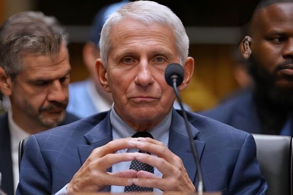 COVID: Bolsonaro alertou e hoje os EUA repudiam as ações de Antony Fauci
