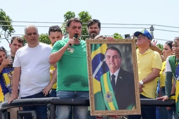 Flávio Bolsonaro desafia TRE após apreensão de quadro com foto de Bolsonaro com candidato no Rio de Janeiro