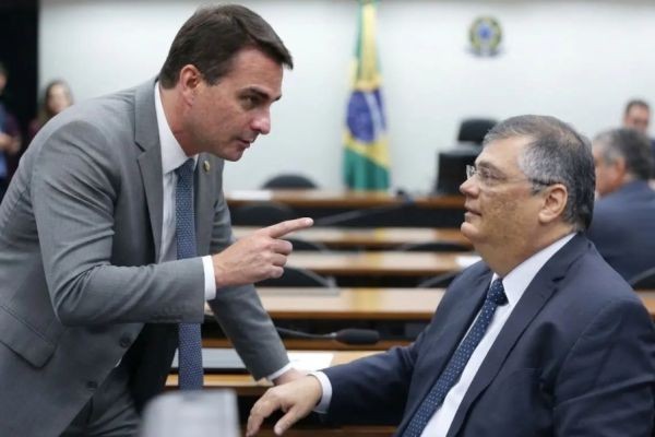 URGENTE: Flávio Bolsonaro diz que vão dar um golpe no Brasil