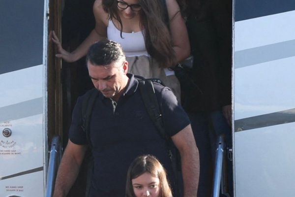 Documento de voo revela que Flávio Bolsonaro utilizou passaporte italiano para embarcar rumo aos Estados Unidos