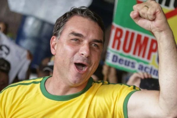 Nos Estados Unidos, Flávio Bolsonaro diz que é LÍDER DO BRASIL