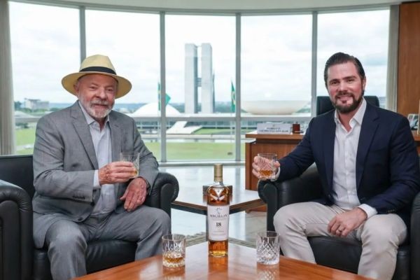 CACHAÇEIRO: Revelações apontam encomenda de Uísque raro de R$ 500 Mil de Vorcaro para Lula